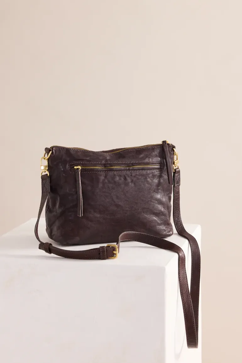 Tumbled Large Essential Pouch - Chocolate